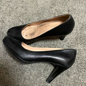 Naturalizer 7M Genuine Leather Black pumps heels